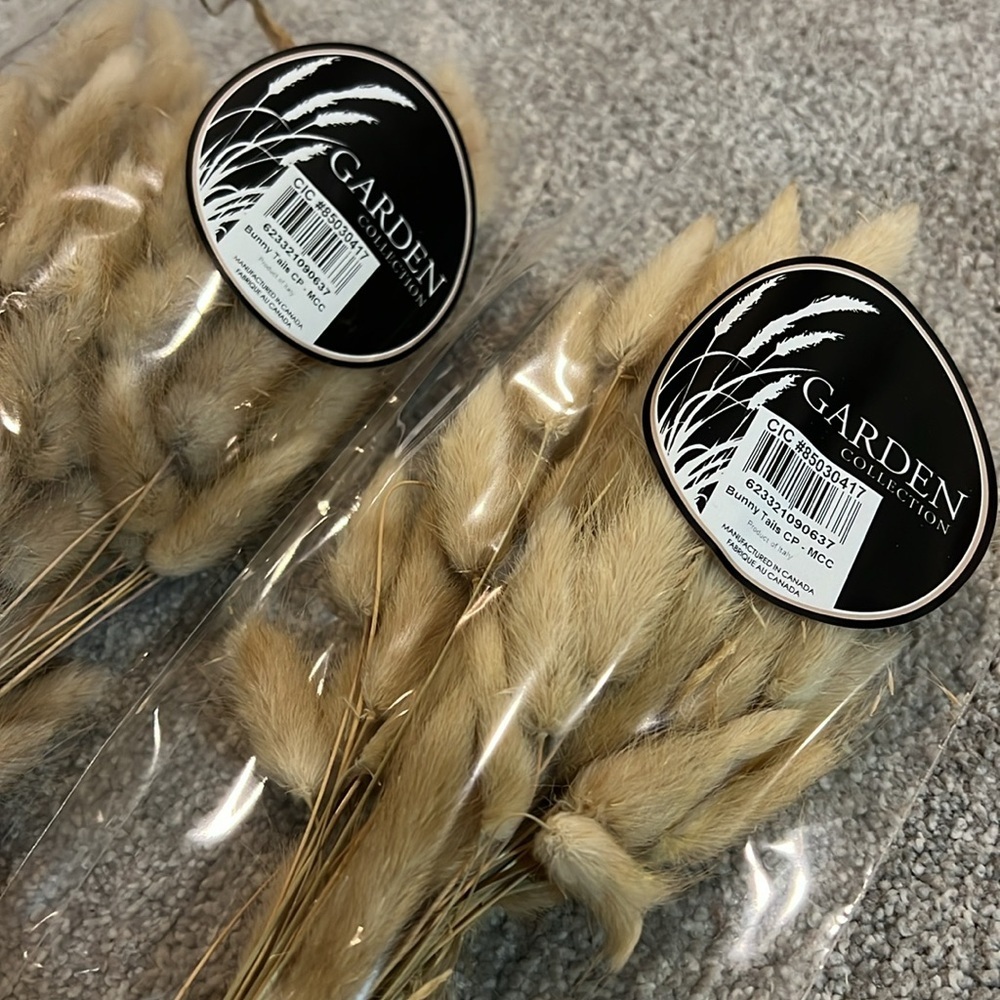 Bunny tails, natural, in original package. - Picture 2 of 4